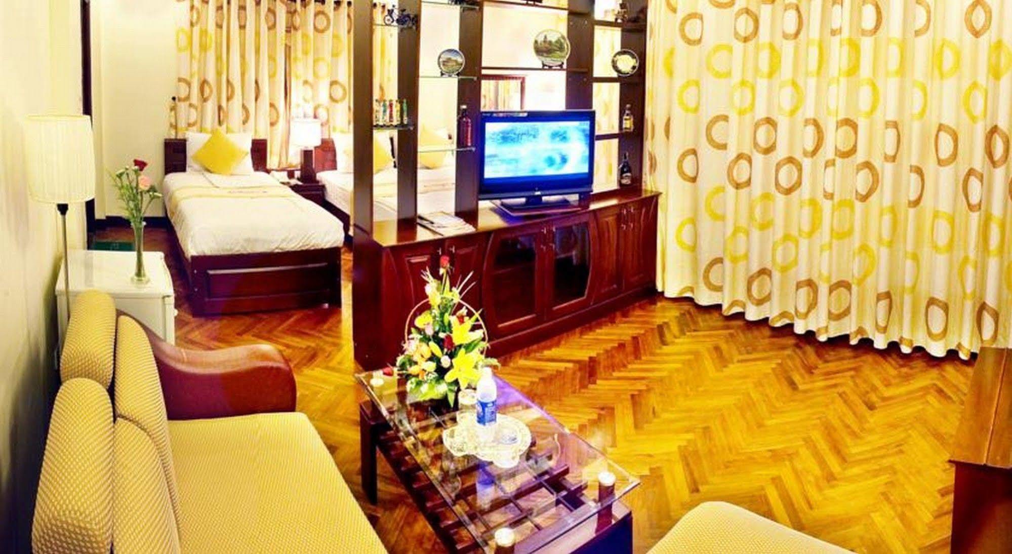 Victory Hotel Hue Bagian luar foto